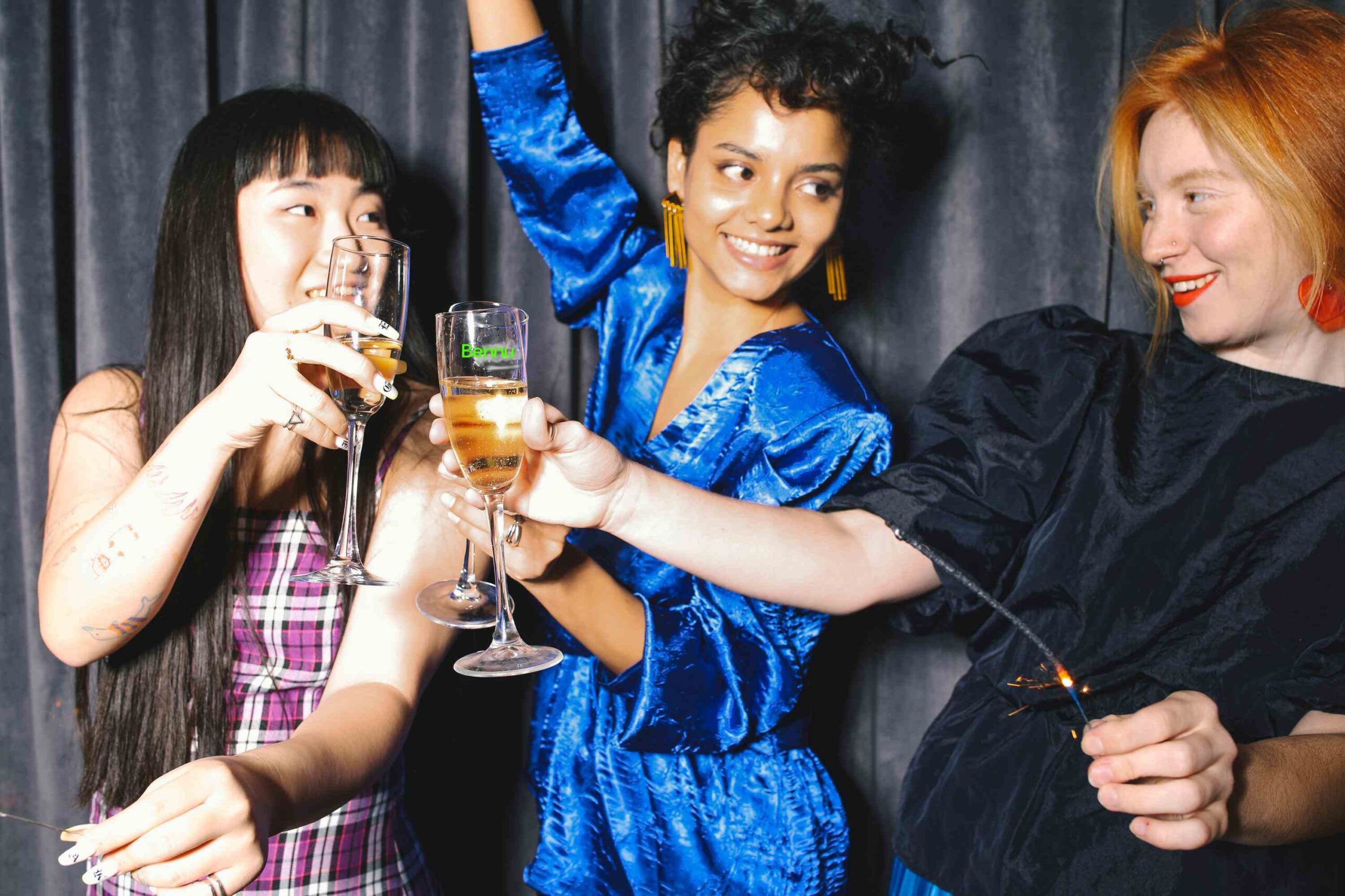 Bennu blanco dance party - 3 ladies dancing